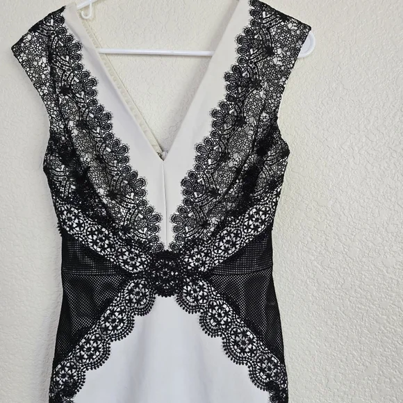 Catherine DeaneCap-Sleeve V-Neck Lace-Panel Sheath Dress, Oyster/Almond size 4 - Picture 5 of 12